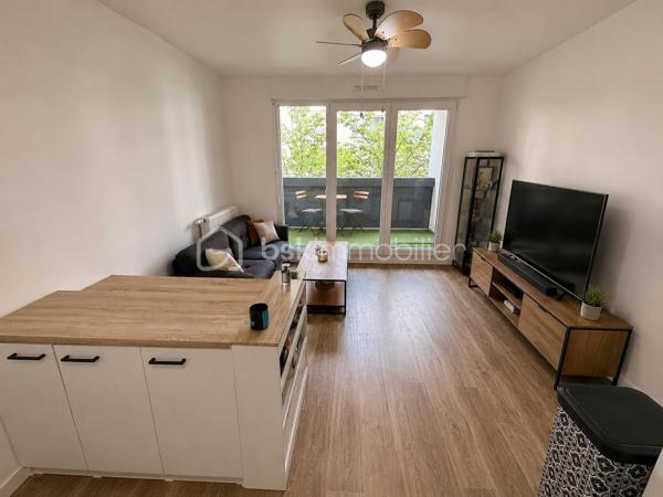 Situé dans la ville de Villepinte, au sein d'une petite copropriété, proche de toutes commodités.

Venez découvrir ce charmant appartement SANS TRAVAUX À PRÉVOIR construit en 2019 de type F2 mesurant 37m² situé au 1er étage sur 4 (avec ascenseur), il se compose d'une entrée desservant un salon avec cuisine ouverte de 16m² donnant sur un balcon de 5m², une chambre de 12m² et une salle de bains avec WC.

Une place de parking située au sous sol vient compléter le bien.

Taxe foncière : 1146€
Charges de copropriété : 110€ / Mois (Entretien des parties communes, eau froide)

Bonus :
- Norme PMR
- Fenêtres double vitrage PVC
- Volets roulant PVC
- Tableau électrique OK
- Fibre
- Interphone avec visio
- Local vélos et poussettes
- Caméras dans les parties communes

Commodités :
- Boulangerie, pharmacie, Franprix, G20, banques à 2min à pied
- Carrefour Tremblay et Auchan Villepinte à 5min à pied
- Aéroville à 20min en voiture
- RER B Villepinte (Vert Galant) et Bus à 200m
- A104 à 5min et N3, A1 à 10min
- Aéroport Roissy Charles de Gaulle à 20min
- Metro Ligne 16 prévu pour 2030
- Crèches à 5min à pied 
- Maternelle, primaire et collège à 10min à pied
- Lycée 10min en voiture

Disponible 7jrs/7 n'hésitez pas à me contacter pour faire une visite ou avoir plus d'infos concernant ce bien.

>> 100% OUVERT AU PARTAGE INTER AGENCE !! <<