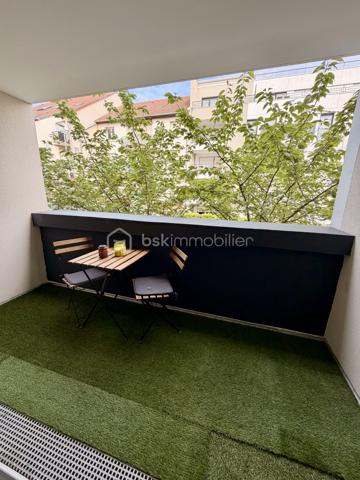 Situé dans la ville de Villepinte, au sein d'une petite copropriété, proche de toutes commodités.

Venez découvrir ce charmant appartement SANS TRAVAUX À PRÉVOIR construit en 2019 de type F2 mesurant 37m² situé au 1er étage sur 4 (avec ascenseur), il se compose d'une entrée desservant un salon avec cuisine ouverte de 16m² donnant sur un balcon de 5m², une chambre de 12m² et une salle de bains avec WC.

Une place de parking située au sous sol vient compléter le bien.

Taxe foncière : 1146€
Charges de copropriété : 110€ / Mois (Entretien des parties communes, eau froide)

Bonus :
- Norme PMR
- Fenêtres double vitrage PVC
- Volets roulant PVC
- Tableau électrique OK
- Fibre
- Interphone avec visio
- Local vélos et poussettes
- Caméras dans les parties communes

Commodités :
- Boulangerie, pharmacie, Franprix, G20, banques à 2min à pied
- Carrefour Tremblay et Auchan Villepinte à 5min à pied
- Aéroville à 20min en voiture
- RER B Villepinte (Vert Galant) et Bus à 200m
- A104 à 5min et N3, A1 à 10min
- Aéroport Roissy Charles de Gaulle à 20min
- Metro Ligne 16 prévu pour 2030
- Crèches à 5min à pied 
- Maternelle, primaire et collège à 10min à pied
- Lycée 10min en voiture

Disponible 7jrs/7 n'hésitez pas à me contacter pour faire une visite ou avoir plus d'infos concernant ce bien.

>> 100% OUVERT AU PARTAGE INTER AGENCE !! <<