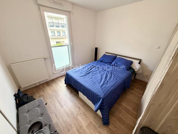 Situé dans la ville de Villepinte, au sein d'une petite copropriété, proche de toutes commodités.

Venez découvrir ce charmant appartement SANS TRAVAUX À PRÉVOIR construit en 2019 de type F2 mesurant 37m² situé au 1er étage sur 4 (avec ascenseur), il se compose d'une entrée desservant un salon avec cuisine ouverte de 16m² donnant sur un balcon de 5m², une chambre de 12m² et une salle de bains avec WC.

Une place de parking située au sous sol vient compléter le bien.

Taxe foncière : 1146€
Charges de copropriété : 110€ / Mois (Entretien des parties communes, eau froide)

Bonus :
- Norme PMR
- Fenêtres double vitrage PVC
- Volets roulant PVC
- Tableau électrique OK
- Fibre
- Interphone avec visio
- Local vélos et poussettes
- Caméras dans les parties communes

Commodités :
- Boulangerie, pharmacie, Franprix, G20, banques à 2min à pied
- Carrefour Tremblay et Auchan Villepinte à 5min à pied
- Aéroville à 20min en voiture
- RER B Villepinte (Vert Galant) et Bus à 200m
- A104 à 5min et N3, A1 à 10min
- Aéroport Roissy Charles de Gaulle à 20min
- Metro Ligne 16 prévu pour 2030
- Crèches à 5min à pied 
- Maternelle, primaire et collège à 10min à pied
- Lycée 10min en voiture

Disponible 7jrs/7 n'hésitez pas à me contacter pour faire une visite ou avoir plus d'infos concernant ce bien.

>> 100% OUVERT AU PARTAGE INTER AGENCE !! <<