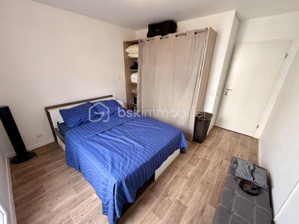 Situé dans la ville de Villepinte, au sein d'une petite copropriété, proche de toutes commodités.

Venez découvrir ce charmant appartement SANS TRAVAUX À PRÉVOIR construit en 2019 de type F2 mesurant 37m² situé au 1er étage sur 4 (avec ascenseur), il se compose d'une entrée desservant un salon avec cuisine ouverte de 16m² donnant sur un balcon de 5m², une chambre de 12m² et une salle de bains avec WC.

Une place de parking située au sous sol vient compléter le bien.

Taxe foncière : 1146€
Charges de copropriété : 110€ / Mois (Entretien des parties communes, eau froide)

Bonus :
- Norme PMR
- Fenêtres double vitrage PVC
- Volets roulant PVC
- Tableau électrique OK
- Fibre
- Interphone avec visio
- Local vélos et poussettes
- Caméras dans les parties communes

Commodités :
- Boulangerie, pharmacie, Franprix, G20, banques à 2min à pied
- Carrefour Tremblay et Auchan Villepinte à 5min à pied
- Aéroville à 20min en voiture
- RER B Villepinte (Vert Galant) et Bus à 200m
- A104 à 5min et N3, A1 à 10min
- Aéroport Roissy Charles de Gaulle à 20min
- Metro Ligne 16 prévu pour 2030
- Crèches à 5min à pied 
- Maternelle, primaire et collège à 10min à pied
- Lycée 10min en voiture

Disponible 7jrs/7 n'hésitez pas à me contacter pour faire une visite ou avoir plus d'infos concernant ce bien.

>> 100% OUVERT AU PARTAGE INTER AGENCE !! <<