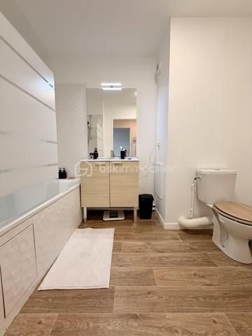 Situé dans la ville de Villepinte, au sein d'une petite copropriété, proche de toutes commodités.

Venez découvrir ce charmant appartement SANS TRAVAUX À PRÉVOIR construit en 2019 de type F2 mesurant 37m² situé au 1er étage sur 4 (avec ascenseur), il se compose d'une entrée desservant un salon avec cuisine ouverte de 16m² donnant sur un balcon de 5m², une chambre de 12m² et une salle de bains avec WC.

Une place de parking située au sous sol vient compléter le bien.

Taxe foncière : 1146€
Charges de copropriété : 110€ / Mois (Entretien des parties communes, eau froide)

Bonus :
- Norme PMR
- Fenêtres double vitrage PVC
- Volets roulant PVC
- Tableau électrique OK
- Fibre
- Interphone avec visio
- Local vélos et poussettes
- Caméras dans les parties communes

Commodités :
- Boulangerie, pharmacie, Franprix, G20, banques à 2min à pied
- Carrefour Tremblay et Auchan Villepinte à 5min à pied
- Aéroville à 20min en voiture
- RER B Villepinte (Vert Galant) et Bus à 200m
- A104 à 5min et N3, A1 à 10min
- Aéroport Roissy Charles de Gaulle à 20min
- Metro Ligne 16 prévu pour 2030
- Crèches à 5min à pied 
- Maternelle, primaire et collège à 10min à pied
- Lycée 10min en voiture

Disponible 7jrs/7 n'hésitez pas à me contacter pour faire une visite ou avoir plus d'infos concernant ce bien.

>> 100% OUVERT AU PARTAGE INTER AGENCE !! <<