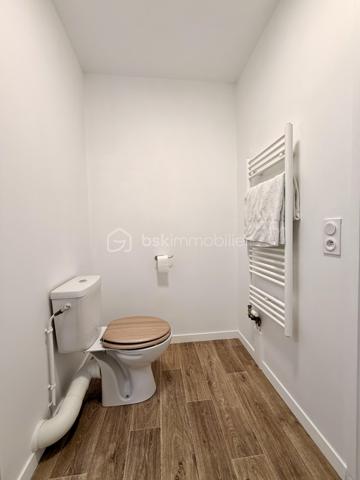 Situé dans la ville de Villepinte, au sein d'une petite copropriété, proche de toutes commodités.

Venez découvrir ce charmant appartement SANS TRAVAUX À PRÉVOIR construit en 2019 de type F2 mesurant 37m² situé au 1er étage sur 4 (avec ascenseur), il se compose d'une entrée desservant un salon avec cuisine ouverte de 16m² donnant sur un balcon de 5m², une chambre de 12m² et une salle de bains avec WC.

Une place de parking située au sous sol vient compléter le bien.

Taxe foncière : 1146€
Charges de copropriété : 110€ / Mois (Entretien des parties communes, eau froide)

Bonus :
- Norme PMR
- Fenêtres double vitrage PVC
- Volets roulant PVC
- Tableau électrique OK
- Fibre
- Interphone avec visio
- Local vélos et poussettes
- Caméras dans les parties communes

Commodités :
- Boulangerie, pharmacie, Franprix, G20, banques à 2min à pied
- Carrefour Tremblay et Auchan Villepinte à 5min à pied
- Aéroville à 20min en voiture
- RER B Villepinte (Vert Galant) et Bus à 200m
- A104 à 5min et N3, A1 à 10min
- Aéroport Roissy Charles de Gaulle à 20min
- Metro Ligne 16 prévu pour 2030
- Crèches à 5min à pied 
- Maternelle, primaire et collège à 10min à pied
- Lycée 10min en voiture

Disponible 7jrs/7 n'hésitez pas à me contacter pour faire une visite ou avoir plus d'infos concernant ce bien.

>> 100% OUVERT AU PARTAGE INTER AGENCE !! <<
