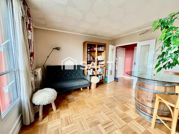 Traversant, proche des écoles, collège, transports et commerces