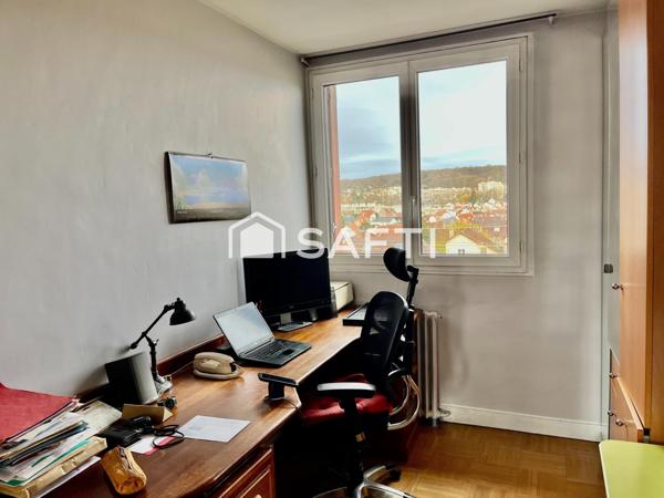 Traversant, proche des écoles, collège, transports et commerces