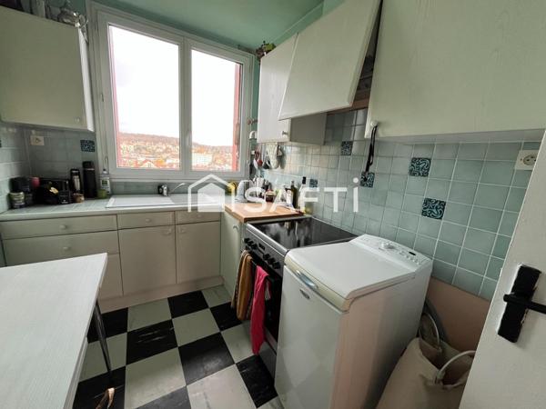 Traversant, proche des écoles, collège, transports et commerces