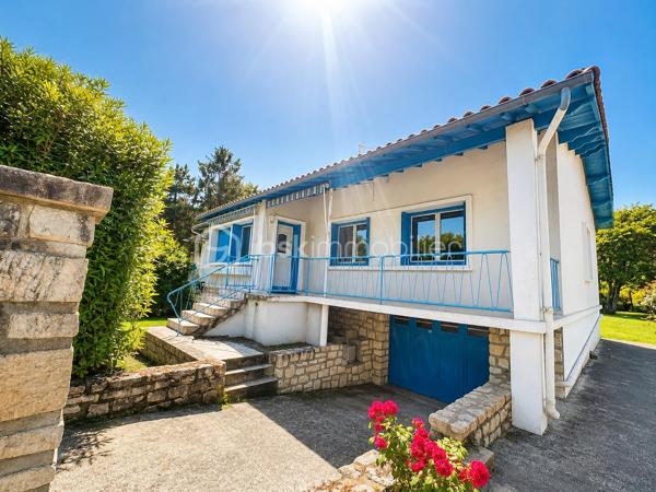 Vous êtes en plein cœur de Meschers-sur-Gironde…
Et pourtant, ici, le calme domine.
Derrière son portail, cette maison d’inspiration royannaise dévoile immédiatement son caractère :
balcons, garde-corps, persiennes… une architecture élégante et intemporelle, typique des belles demeures de la côte.
Vous entrez…
La lumière traverse le salon-salle à manger, spacieux et chaleureux, organisé autour d’une cheminée avec insert.
Un véritable lieu de vie, pensé pour recevoir, partager, profiter.
Dans le prolongement, une grande cuisine dinatoire aménagée et équipée vous attend — conviviale, fonctionnelle, idéale pour les repas du quotidien comme pour les grandes tablées.
La maison révèle ensuite une organisation rare et particulièrement confortable :
-Un premier espace nuit avec une suite parentale, disposant de sa salle d’eau et WC privatifs
-Un second espace indépendant comprenant 3 chambres et un bureau (facilement transformable en 4ème chambre), ainsi qu’une salle d’eau avec WC
Un agencement idéal pour une famille, pour recevoir, ou envisager une activité d’accueil.
Les espaces techniques complètent parfaitement l’ensemble :
cellier, chaufferie, et un sous-sol complet avec garage, atelier et espaces de stockage.
________________________________________
=> Un extérieur rare en cœur de ville
Le véritable luxe ici… c’est l’espace.
Le terrain clos et arboré de plus de 1100 m², en plein centre de Meschers, offre un cadre de vie privilégié :
ombrage naturel, intimité, potentiel piscine… tout est réuni pour créer un véritable lieu de vie extérieur.
Plusieurs accès viennent renforcer la praticité :
•	Portillon piéton
•	Portail menant directement au garage
•	Second accès avec allée bétonnée, idéal pour stationner un camping-car
À l’avant, un grand balcon prolonge les espaces de vie et capte la lumière.
À l’arrière, une terrasse plus intime invite à profiter des beaux jours.
Et comme un clin d’œil au passé…
Un pigeonnier des années 60 sur deux niveaux, à rénover, apporte une touche unique et un potentiel supplémentaire (atelier, studio, espace atypique…).
________________________________________
=> Les atouts clés
•	Architecture royannaise pleine de caractère
•	140 m² habitables parfaitement agencés
•	Jusqu’à 5 chambres possibles
•	Double espace nuit (idéal famille ou accueil)
•	Grand terrain clos et arboré en centre-ville
•	Sous-sol complet + nombreuses dépendances
•	Stationnement multiple dont camping-car
•	Fort potentiel d’évolution
________________________________________
Un bien rare sur le secteur
Une maison de caractère, des volumes, un emplacement privilégié…
Ce bien s’adresse à ceux qui recherchent plus qu’une maison : un lieu de vie complet, évolutif et inspirant.
________________________________________
Un bien confidentiel à Meschers-sur-Gironde… à découvrir avant qu’il ne le soit plus.