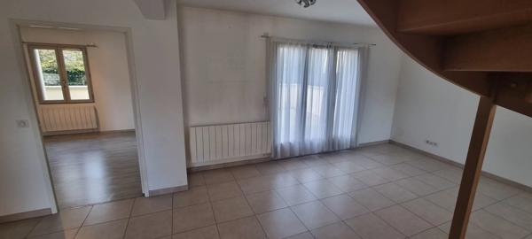 Location                                                      Maison
                        
                     5 pièces                      115 m2                     à Pont-sur-Yonne