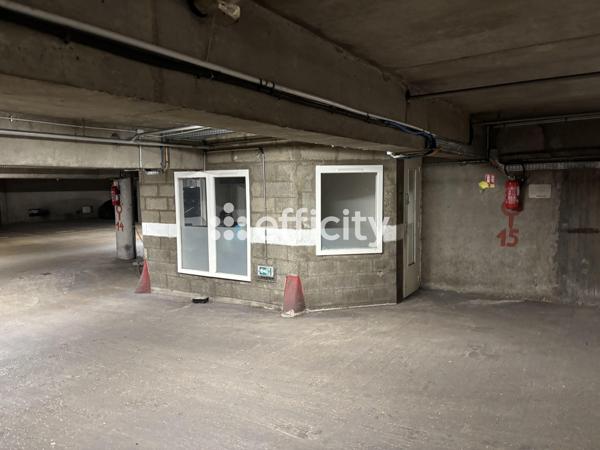Parking
        
        - 25 m² 32 700 € *