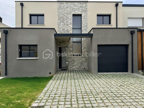 Située sur la commune prisée de Pacé, à seulement 10 minutes de Rennes et 3 minutes de la rocade, découvrez cette magnifique maison contemporaine neuve de 135 m² habitables, jamais occupée, offrant des prestations de qualité et un excellent confort de vie.

Dès l'entrée, vous serez séduits par une vaste pièce de vie lumineuse comprenant un salon-séjour spacieux ouvert sur une cuisine aménagée et entièrement équipée. Une buanderie ainsi qu'un WC indépendant complètent ce niveau.

Le rez-de-chaussée accueille également une belle suite parentale composée d'une chambre, d'un dressing et d'une salle d'eau privative avec douche et vasque.

À l'étage, vous trouverez trois chambres confortables avec placards intégrés, un WC indépendant ainsi qu'une grande salle de bains équipée d'une douche, d'une baignoire et d'un meuble double vasque.

À l'extérieur, profitez d'une agréable terrasse idéalement exposée, parfaite pour vos moments de détente en famille ou entre amis.

Côté confort, la maison est équipée d'une pompe à chaleur alimentant un plancher chauffant sur les deux niveaux ainsi que de panneaux solaires permettant de réduire significativement les consommations énergétiques.

Les atouts :

Maison neuve, jamais habitée
135 m² habitables
Garage
Suite parentale au rez-de-chaussée
4 chambres au total
Cuisine aménagée et équipée
Plancher chauffant sur les deux niveaux
Pompe à chaleur
Panneaux solaires
Terrasse bien exposée
À proximité immédiate de Rennes et des principaux axes routiers

Une opportunité rare sur le secteur de Pacé. À visiter sans tarder !
