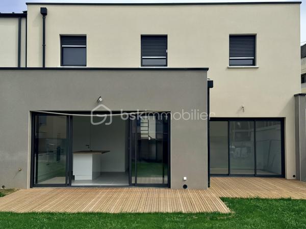 Située sur la commune prisée de Pacé, à seulement 10 minutes de Rennes et 3 minutes de la rocade, découvrez cette magnifique maison contemporaine neuve de 135 m² habitables, jamais occupée, offrant des prestations de qualité et un excellent confort de vie.

Dès l'entrée, vous serez séduits par une vaste pièce de vie lumineuse comprenant un salon-séjour spacieux ouvert sur une cuisine aménagée et entièrement équipée. Une buanderie ainsi qu'un WC indépendant complètent ce niveau.

Le rez-de-chaussée accueille également une belle suite parentale composée d'une chambre, d'un dressing et d'une salle d'eau privative avec douche et vasque.

À l'étage, vous trouverez trois chambres confortables avec placards intégrés, un WC indépendant ainsi qu'une grande salle de bains équipée d'une douche, d'une baignoire et d'un meuble double vasque.

À l'extérieur, profitez d'une agréable terrasse idéalement exposée, parfaite pour vos moments de détente en famille ou entre amis.

Côté confort, la maison est équipée d'une pompe à chaleur alimentant un plancher chauffant sur les deux niveaux ainsi que de panneaux solaires permettant de réduire significativement les consommations énergétiques.

Les atouts :

Maison neuve, jamais habitée
135 m² habitables
Garage
Suite parentale au rez-de-chaussée
4 chambres au total
Cuisine aménagée et équipée
Plancher chauffant sur les deux niveaux
Pompe à chaleur
Panneaux solaires
Terrasse bien exposée
À proximité immédiate de Rennes et des principaux axes routiers

Une opportunité rare sur le secteur de Pacé. À visiter sans tarder !