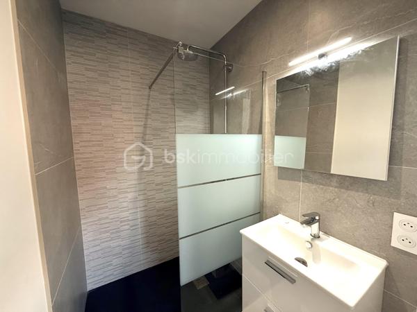 Située sur la commune prisée de Pacé, à seulement 10 minutes de Rennes et 3 minutes de la rocade, découvrez cette magnifique maison contemporaine neuve de 135 m² habitables, jamais occupée, offrant des prestations de qualité et un excellent confort de vie.

Dès l'entrée, vous serez séduits par une vaste pièce de vie lumineuse comprenant un salon-séjour spacieux ouvert sur une cuisine aménagée et entièrement équipée. Une buanderie ainsi qu'un WC indépendant complètent ce niveau.

Le rez-de-chaussée accueille également une belle suite parentale composée d'une chambre, d'un dressing et d'une salle d'eau privative avec douche et vasque.

À l'étage, vous trouverez trois chambres confortables avec placards intégrés, un WC indépendant ainsi qu'une grande salle de bains équipée d'une douche, d'une baignoire et d'un meuble double vasque.

À l'extérieur, profitez d'une agréable terrasse idéalement exposée, parfaite pour vos moments de détente en famille ou entre amis.

Côté confort, la maison est équipée d'une pompe à chaleur alimentant un plancher chauffant sur les deux niveaux ainsi que de panneaux solaires permettant de réduire significativement les consommations énergétiques.

Les atouts :

Maison neuve, jamais habitée
135 m² habitables
Garage
Suite parentale au rez-de-chaussée
4 chambres au total
Cuisine aménagée et équipée
Plancher chauffant sur les deux niveaux
Pompe à chaleur
Panneaux solaires
Terrasse bien exposée
À proximité immédiate de Rennes et des principaux axes routiers

Une opportunité rare sur le secteur de Pacé. À visiter sans tarder !