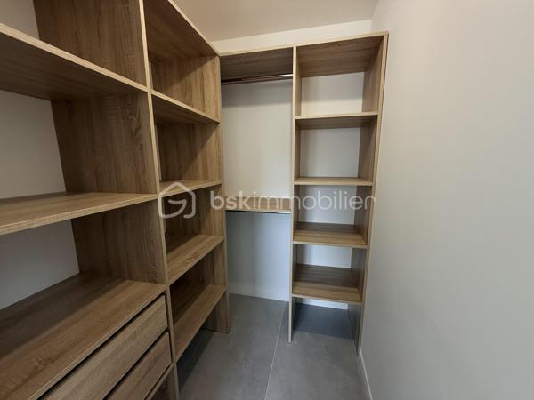 Située sur la commune prisée de Pacé, à seulement 10 minutes de Rennes et 3 minutes de la rocade, découvrez cette magnifique maison contemporaine neuve de 135 m² habitables, jamais occupée, offrant des prestations de qualité et un excellent confort de vie.

Dès l'entrée, vous serez séduits par une vaste pièce de vie lumineuse comprenant un salon-séjour spacieux ouvert sur une cuisine aménagée et entièrement équipée. Une buanderie ainsi qu'un WC indépendant complètent ce niveau.

Le rez-de-chaussée accueille également une belle suite parentale composée d'une chambre, d'un dressing et d'une salle d'eau privative avec douche et vasque.

À l'étage, vous trouverez trois chambres confortables avec placards intégrés, un WC indépendant ainsi qu'une grande salle de bains équipée d'une douche, d'une baignoire et d'un meuble double vasque.

À l'extérieur, profitez d'une agréable terrasse idéalement exposée, parfaite pour vos moments de détente en famille ou entre amis.

Côté confort, la maison est équipée d'une pompe à chaleur alimentant un plancher chauffant sur les deux niveaux ainsi que de panneaux solaires permettant de réduire significativement les consommations énergétiques.

Les atouts :

Maison neuve, jamais habitée
135 m² habitables
Garage
Suite parentale au rez-de-chaussée
4 chambres au total
Cuisine aménagée et équipée
Plancher chauffant sur les deux niveaux
Pompe à chaleur
Panneaux solaires
Terrasse bien exposée
À proximité immédiate de Rennes et des principaux axes routiers

Une opportunité rare sur le secteur de Pacé. À visiter sans tarder !