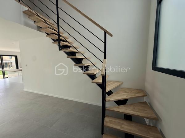 Située sur la commune prisée de Pacé, à seulement 10 minutes de Rennes et 3 minutes de la rocade, découvrez cette magnifique maison contemporaine neuve de 135 m² habitables, jamais occupée, offrant des prestations de qualité et un excellent confort de vie.

Dès l'entrée, vous serez séduits par une vaste pièce de vie lumineuse comprenant un salon-séjour spacieux ouvert sur une cuisine aménagée et entièrement équipée. Une buanderie ainsi qu'un WC indépendant complètent ce niveau.

Le rez-de-chaussée accueille également une belle suite parentale composée d'une chambre, d'un dressing et d'une salle d'eau privative avec douche et vasque.

À l'étage, vous trouverez trois chambres confortables avec placards intégrés, un WC indépendant ainsi qu'une grande salle de bains équipée d'une douche, d'une baignoire et d'un meuble double vasque.

À l'extérieur, profitez d'une agréable terrasse idéalement exposée, parfaite pour vos moments de détente en famille ou entre amis.

Côté confort, la maison est équipée d'une pompe à chaleur alimentant un plancher chauffant sur les deux niveaux ainsi que de panneaux solaires permettant de réduire significativement les consommations énergétiques.

Les atouts :

Maison neuve, jamais habitée
135 m² habitables
Garage
Suite parentale au rez-de-chaussée
4 chambres au total
Cuisine aménagée et équipée
Plancher chauffant sur les deux niveaux
Pompe à chaleur
Panneaux solaires
Terrasse bien exposée
À proximité immédiate de Rennes et des principaux axes routiers

Une opportunité rare sur le secteur de Pacé. À visiter sans tarder !