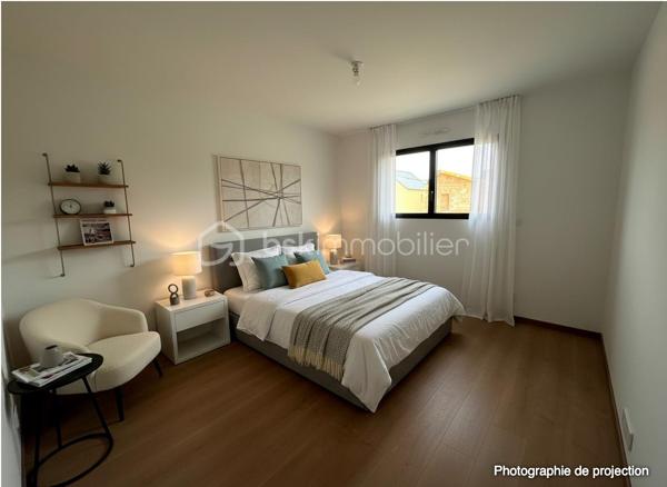 Située sur la commune prisée de Pacé, à seulement 10 minutes de Rennes et 3 minutes de la rocade, découvrez cette magnifique maison contemporaine neuve de 135 m² habitables, jamais occupée, offrant des prestations de qualité et un excellent confort de vie.

Dès l'entrée, vous serez séduits par une vaste pièce de vie lumineuse comprenant un salon-séjour spacieux ouvert sur une cuisine aménagée et entièrement équipée. Une buanderie ainsi qu'un WC indépendant complètent ce niveau.

Le rez-de-chaussée accueille également une belle suite parentale composée d'une chambre, d'un dressing et d'une salle d'eau privative avec douche et vasque.

À l'étage, vous trouverez trois chambres confortables avec placards intégrés, un WC indépendant ainsi qu'une grande salle de bains équipée d'une douche, d'une baignoire et d'un meuble double vasque.

À l'extérieur, profitez d'une agréable terrasse idéalement exposée, parfaite pour vos moments de détente en famille ou entre amis.

Côté confort, la maison est équipée d'une pompe à chaleur alimentant un plancher chauffant sur les deux niveaux ainsi que de panneaux solaires permettant de réduire significativement les consommations énergétiques.

Les atouts :

Maison neuve, jamais habitée
135 m² habitables
Garage
Suite parentale au rez-de-chaussée
4 chambres au total
Cuisine aménagée et équipée
Plancher chauffant sur les deux niveaux
Pompe à chaleur
Panneaux solaires
Terrasse bien exposée
À proximité immédiate de Rennes et des principaux axes routiers

Une opportunité rare sur le secteur de Pacé. À visiter sans tarder !
