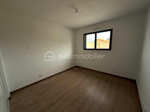 Située sur la commune prisée de Pacé, à seulement 10 minutes de Rennes et 3 minutes de la rocade, découvrez cette magnifique maison contemporaine neuve de 135 m² habitables, jamais occupée, offrant des prestations de qualité et un excellent confort de vie.

Dès l'entrée, vous serez séduits par une vaste pièce de vie lumineuse comprenant un salon-séjour spacieux ouvert sur une cuisine aménagée et entièrement équipée. Une buanderie ainsi qu'un WC indépendant complètent ce niveau.

Le rez-de-chaussée accueille également une belle suite parentale composée d'une chambre, d'un dressing et d'une salle d'eau privative avec douche et vasque.

À l'étage, vous trouverez trois chambres confortables avec placards intégrés, un WC indépendant ainsi qu'une grande salle de bains équipée d'une douche, d'une baignoire et d'un meuble double vasque.

À l'extérieur, profitez d'une agréable terrasse idéalement exposée, parfaite pour vos moments de détente en famille ou entre amis.

Côté confort, la maison est équipée d'une pompe à chaleur alimentant un plancher chauffant sur les deux niveaux ainsi que de panneaux solaires permettant de réduire significativement les consommations énergétiques.

Les atouts :

Maison neuve, jamais habitée
135 m² habitables
Garage
Suite parentale au rez-de-chaussée
4 chambres au total
Cuisine aménagée et équipée
Plancher chauffant sur les deux niveaux
Pompe à chaleur
Panneaux solaires
Terrasse bien exposée
À proximité immédiate de Rennes et des principaux axes routiers

Une opportunité rare sur le secteur de Pacé. À visiter sans tarder !