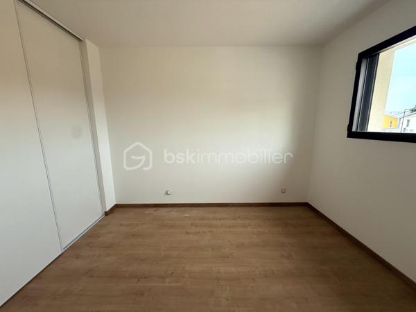 Située sur la commune prisée de Pacé, à seulement 10 minutes de Rennes et 3 minutes de la rocade, découvrez cette magnifique maison contemporaine neuve de 135 m² habitables, jamais occupée, offrant des prestations de qualité et un excellent confort de vie.

Dès l'entrée, vous serez séduits par une vaste pièce de vie lumineuse comprenant un salon-séjour spacieux ouvert sur une cuisine aménagée et entièrement équipée. Une buanderie ainsi qu'un WC indépendant complètent ce niveau.

Le rez-de-chaussée accueille également une belle suite parentale composée d'une chambre, d'un dressing et d'une salle d'eau privative avec douche et vasque.

À l'étage, vous trouverez trois chambres confortables avec placards intégrés, un WC indépendant ainsi qu'une grande salle de bains équipée d'une douche, d'une baignoire et d'un meuble double vasque.

À l'extérieur, profitez d'une agréable terrasse idéalement exposée, parfaite pour vos moments de détente en famille ou entre amis.

Côté confort, la maison est équipée d'une pompe à chaleur alimentant un plancher chauffant sur les deux niveaux ainsi que de panneaux solaires permettant de réduire significativement les consommations énergétiques.

Les atouts :

Maison neuve, jamais habitée
135 m² habitables
Garage
Suite parentale au rez-de-chaussée
4 chambres au total
Cuisine aménagée et équipée
Plancher chauffant sur les deux niveaux
Pompe à chaleur
Panneaux solaires
Terrasse bien exposée
À proximité immédiate de Rennes et des principaux axes routiers

Une opportunité rare sur le secteur de Pacé. À visiter sans tarder !