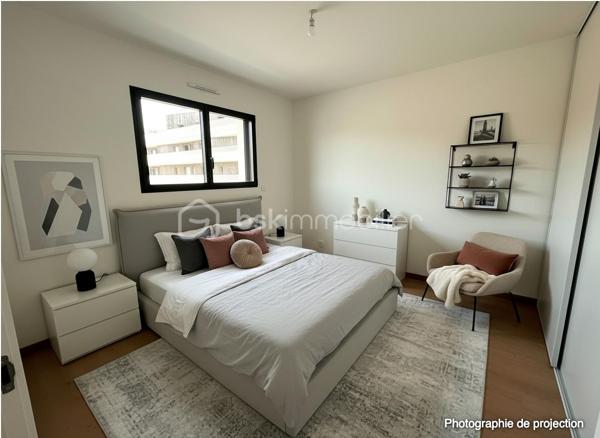 Située sur la commune prisée de Pacé, à seulement 10 minutes de Rennes et 3 minutes de la rocade, découvrez cette magnifique maison contemporaine neuve de 135 m² habitables, jamais occupée, offrant des prestations de qualité et un excellent confort de vie.

Dès l'entrée, vous serez séduits par une vaste pièce de vie lumineuse comprenant un salon-séjour spacieux ouvert sur une cuisine aménagée et entièrement équipée. Une buanderie ainsi qu'un WC indépendant complètent ce niveau.

Le rez-de-chaussée accueille également une belle suite parentale composée d'une chambre, d'un dressing et d'une salle d'eau privative avec douche et vasque.

À l'étage, vous trouverez trois chambres confortables avec placards intégrés, un WC indépendant ainsi qu'une grande salle de bains équipée d'une douche, d'une baignoire et d'un meuble double vasque.

À l'extérieur, profitez d'une agréable terrasse idéalement exposée, parfaite pour vos moments de détente en famille ou entre amis.

Côté confort, la maison est équipée d'une pompe à chaleur alimentant un plancher chauffant sur les deux niveaux ainsi que de panneaux solaires permettant de réduire significativement les consommations énergétiques.

Les atouts :

Maison neuve, jamais habitée
135 m² habitables
Garage
Suite parentale au rez-de-chaussée
4 chambres au total
Cuisine aménagée et équipée
Plancher chauffant sur les deux niveaux
Pompe à chaleur
Panneaux solaires
Terrasse bien exposée
À proximité immédiate de Rennes et des principaux axes routiers

Une opportunité rare sur le secteur de Pacé. À visiter sans tarder !