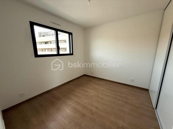 Située sur la commune prisée de Pacé, à seulement 10 minutes de Rennes et 3 minutes de la rocade, découvrez cette magnifique maison contemporaine neuve de 135 m² habitables, jamais occupée, offrant des prestations de qualité et un excellent confort de vie.

Dès l'entrée, vous serez séduits par une vaste pièce de vie lumineuse comprenant un salon-séjour spacieux ouvert sur une cuisine aménagée et entièrement équipée. Une buanderie ainsi qu'un WC indépendant complètent ce niveau.

Le rez-de-chaussée accueille également une belle suite parentale composée d'une chambre, d'un dressing et d'une salle d'eau privative avec douche et vasque.

À l'étage, vous trouverez trois chambres confortables avec placards intégrés, un WC indépendant ainsi qu'une grande salle de bains équipée d'une douche, d'une baignoire et d'un meuble double vasque.

À l'extérieur, profitez d'une agréable terrasse idéalement exposée, parfaite pour vos moments de détente en famille ou entre amis.

Côté confort, la maison est équipée d'une pompe à chaleur alimentant un plancher chauffant sur les deux niveaux ainsi que de panneaux solaires permettant de réduire significativement les consommations énergétiques.

Les atouts :

Maison neuve, jamais habitée
135 m² habitables
Garage
Suite parentale au rez-de-chaussée
4 chambres au total
Cuisine aménagée et équipée
Plancher chauffant sur les deux niveaux
Pompe à chaleur
Panneaux solaires
Terrasse bien exposée
À proximité immédiate de Rennes et des principaux axes routiers

Une opportunité rare sur le secteur de Pacé. À visiter sans tarder !