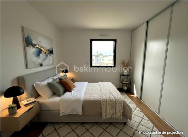 Située sur la commune prisée de Pacé, à seulement 10 minutes de Rennes et 3 minutes de la rocade, découvrez cette magnifique maison contemporaine neuve de 135 m² habitables, jamais occupée, offrant des prestations de qualité et un excellent confort de vie.

Dès l'entrée, vous serez séduits par une vaste pièce de vie lumineuse comprenant un salon-séjour spacieux ouvert sur une cuisine aménagée et entièrement équipée. Une buanderie ainsi qu'un WC indépendant complètent ce niveau.

Le rez-de-chaussée accueille également une belle suite parentale composée d'une chambre, d'un dressing et d'une salle d'eau privative avec douche et vasque.

À l'étage, vous trouverez trois chambres confortables avec placards intégrés, un WC indépendant ainsi qu'une grande salle de bains équipée d'une douche, d'une baignoire et d'un meuble double vasque.

À l'extérieur, profitez d'une agréable terrasse idéalement exposée, parfaite pour vos moments de détente en famille ou entre amis.

Côté confort, la maison est équipée d'une pompe à chaleur alimentant un plancher chauffant sur les deux niveaux ainsi que de panneaux solaires permettant de réduire significativement les consommations énergétiques.

Les atouts :

Maison neuve, jamais habitée
135 m² habitables
Garage
Suite parentale au rez-de-chaussée
4 chambres au total
Cuisine aménagée et équipée
Plancher chauffant sur les deux niveaux
Pompe à chaleur
Panneaux solaires
Terrasse bien exposée
À proximité immédiate de Rennes et des principaux axes routiers

Une opportunité rare sur le secteur de Pacé. À visiter sans tarder !