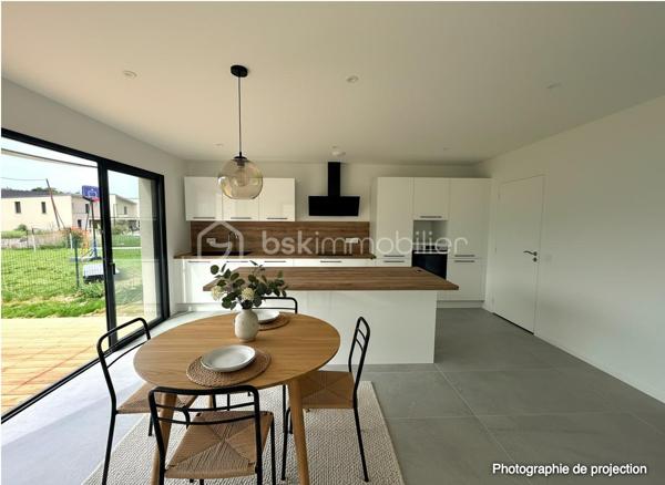 Située sur la commune prisée de Pacé, à seulement 10 minutes de Rennes et 3 minutes de la rocade, découvrez cette magnifique maison contemporaine neuve de 135 m² habitables, jamais occupée, offrant des prestations de qualité et un excellent confort de vie.

Dès l'entrée, vous serez séduits par une vaste pièce de vie lumineuse comprenant un salon-séjour spacieux ouvert sur une cuisine aménagée et entièrement équipée. Une buanderie ainsi qu'un WC indépendant complètent ce niveau.

Le rez-de-chaussée accueille également une belle suite parentale composée d'une chambre, d'un dressing et d'une salle d'eau privative avec douche et vasque.

À l'étage, vous trouverez trois chambres confortables avec placards intégrés, un WC indépendant ainsi qu'une grande salle de bains équipée d'une douche, d'une baignoire et d'un meuble double vasque.

À l'extérieur, profitez d'une agréable terrasse idéalement exposée, parfaite pour vos moments de détente en famille ou entre amis.

Côté confort, la maison est équipée d'une pompe à chaleur alimentant un plancher chauffant sur les deux niveaux ainsi que de panneaux solaires permettant de réduire significativement les consommations énergétiques.

Les atouts :

Maison neuve, jamais habitée
135 m² habitables
Garage
Suite parentale au rez-de-chaussée
4 chambres au total
Cuisine aménagée et équipée
Plancher chauffant sur les deux niveaux
Pompe à chaleur
Panneaux solaires
Terrasse bien exposée
À proximité immédiate de Rennes et des principaux axes routiers

Une opportunité rare sur le secteur de Pacé. À visiter sans tarder !