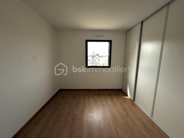 Située sur la commune prisée de Pacé, à seulement 10 minutes de Rennes et 3 minutes de la rocade, découvrez cette magnifique maison contemporaine neuve de 135 m² habitables, jamais occupée, offrant des prestations de qualité et un excellent confort de vie.

Dès l'entrée, vous serez séduits par une vaste pièce de vie lumineuse comprenant un salon-séjour spacieux ouvert sur une cuisine aménagée et entièrement équipée. Une buanderie ainsi qu'un WC indépendant complètent ce niveau.

Le rez-de-chaussée accueille également une belle suite parentale composée d'une chambre, d'un dressing et d'une salle d'eau privative avec douche et vasque.

À l'étage, vous trouverez trois chambres confortables avec placards intégrés, un WC indépendant ainsi qu'une grande salle de bains équipée d'une douche, d'une baignoire et d'un meuble double vasque.

À l'extérieur, profitez d'une agréable terrasse idéalement exposée, parfaite pour vos moments de détente en famille ou entre amis.

Côté confort, la maison est équipée d'une pompe à chaleur alimentant un plancher chauffant sur les deux niveaux ainsi que de panneaux solaires permettant de réduire significativement les consommations énergétiques.

Les atouts :

Maison neuve, jamais habitée
135 m² habitables
Garage
Suite parentale au rez-de-chaussée
4 chambres au total
Cuisine aménagée et équipée
Plancher chauffant sur les deux niveaux
Pompe à chaleur
Panneaux solaires
Terrasse bien exposée
À proximité immédiate de Rennes et des principaux axes routiers

Une opportunité rare sur le secteur de Pacé. À visiter sans tarder !