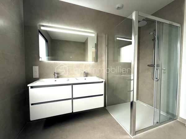 Située sur la commune prisée de Pacé, à seulement 10 minutes de Rennes et 3 minutes de la rocade, découvrez cette magnifique maison contemporaine neuve de 135 m² habitables, jamais occupée, offrant des prestations de qualité et un excellent confort de vie.

Dès l'entrée, vous serez séduits par une vaste pièce de vie lumineuse comprenant un salon-séjour spacieux ouvert sur une cuisine aménagée et entièrement équipée. Une buanderie ainsi qu'un WC indépendant complètent ce niveau.

Le rez-de-chaussée accueille également une belle suite parentale composée d'une chambre, d'un dressing et d'une salle d'eau privative avec douche et vasque.

À l'étage, vous trouverez trois chambres confortables avec placards intégrés, un WC indépendant ainsi qu'une grande salle de bains équipée d'une douche, d'une baignoire et d'un meuble double vasque.

À l'extérieur, profitez d'une agréable terrasse idéalement exposée, parfaite pour vos moments de détente en famille ou entre amis.

Côté confort, la maison est équipée d'une pompe à chaleur alimentant un plancher chauffant sur les deux niveaux ainsi que de panneaux solaires permettant de réduire significativement les consommations énergétiques.

Les atouts :

Maison neuve, jamais habitée
135 m² habitables
Garage
Suite parentale au rez-de-chaussée
4 chambres au total
Cuisine aménagée et équipée
Plancher chauffant sur les deux niveaux
Pompe à chaleur
Panneaux solaires
Terrasse bien exposée
À proximité immédiate de Rennes et des principaux axes routiers

Une opportunité rare sur le secteur de Pacé. À visiter sans tarder !