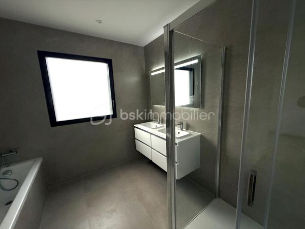 Située sur la commune prisée de Pacé, à seulement 10 minutes de Rennes et 3 minutes de la rocade, découvrez cette magnifique maison contemporaine neuve de 135 m² habitables, jamais occupée, offrant des prestations de qualité et un excellent confort de vie.

Dès l'entrée, vous serez séduits par une vaste pièce de vie lumineuse comprenant un salon-séjour spacieux ouvert sur une cuisine aménagée et entièrement équipée. Une buanderie ainsi qu'un WC indépendant complètent ce niveau.

Le rez-de-chaussée accueille également une belle suite parentale composée d'une chambre, d'un dressing et d'une salle d'eau privative avec douche et vasque.

À l'étage, vous trouverez trois chambres confortables avec placards intégrés, un WC indépendant ainsi qu'une grande salle de bains équipée d'une douche, d'une baignoire et d'un meuble double vasque.

À l'extérieur, profitez d'une agréable terrasse idéalement exposée, parfaite pour vos moments de détente en famille ou entre amis.

Côté confort, la maison est équipée d'une pompe à chaleur alimentant un plancher chauffant sur les deux niveaux ainsi que de panneaux solaires permettant de réduire significativement les consommations énergétiques.

Les atouts :

Maison neuve, jamais habitée
135 m² habitables
Garage
Suite parentale au rez-de-chaussée
4 chambres au total
Cuisine aménagée et équipée
Plancher chauffant sur les deux niveaux
Pompe à chaleur
Panneaux solaires
Terrasse bien exposée
À proximité immédiate de Rennes et des principaux axes routiers

Une opportunité rare sur le secteur de Pacé. À visiter sans tarder !
