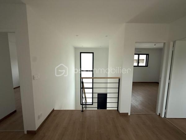 Située sur la commune prisée de Pacé, à seulement 10 minutes de Rennes et 3 minutes de la rocade, découvrez cette magnifique maison contemporaine neuve de 135 m² habitables, jamais occupée, offrant des prestations de qualité et un excellent confort de vie.

Dès l'entrée, vous serez séduits par une vaste pièce de vie lumineuse comprenant un salon-séjour spacieux ouvert sur une cuisine aménagée et entièrement équipée. Une buanderie ainsi qu'un WC indépendant complètent ce niveau.

Le rez-de-chaussée accueille également une belle suite parentale composée d'une chambre, d'un dressing et d'une salle d'eau privative avec douche et vasque.

À l'étage, vous trouverez trois chambres confortables avec placards intégrés, un WC indépendant ainsi qu'une grande salle de bains équipée d'une douche, d'une baignoire et d'un meuble double vasque.

À l'extérieur, profitez d'une agréable terrasse idéalement exposée, parfaite pour vos moments de détente en famille ou entre amis.

Côté confort, la maison est équipée d'une pompe à chaleur alimentant un plancher chauffant sur les deux niveaux ainsi que de panneaux solaires permettant de réduire significativement les consommations énergétiques.

Les atouts :

Maison neuve, jamais habitée
135 m² habitables
Garage
Suite parentale au rez-de-chaussée
4 chambres au total
Cuisine aménagée et équipée
Plancher chauffant sur les deux niveaux
Pompe à chaleur
Panneaux solaires
Terrasse bien exposée
À proximité immédiate de Rennes et des principaux axes routiers

Une opportunité rare sur le secteur de Pacé. À visiter sans tarder !