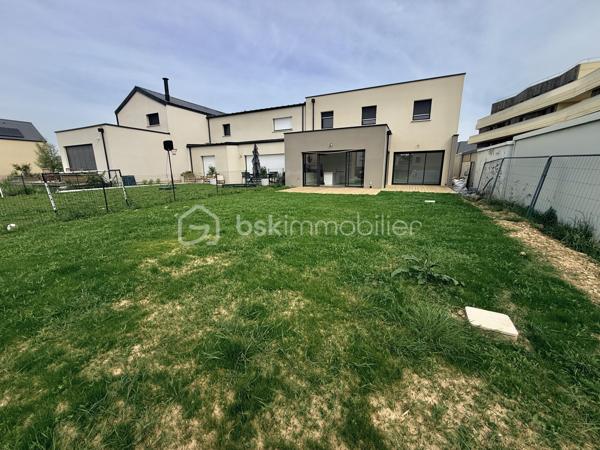 Située sur la commune prisée de Pacé, à seulement 10 minutes de Rennes et 3 minutes de la rocade, découvrez cette magnifique maison contemporaine neuve de 135 m² habitables, jamais occupée, offrant des prestations de qualité et un excellent confort de vie.

Dès l'entrée, vous serez séduits par une vaste pièce de vie lumineuse comprenant un salon-séjour spacieux ouvert sur une cuisine aménagée et entièrement équipée. Une buanderie ainsi qu'un WC indépendant complètent ce niveau.

Le rez-de-chaussée accueille également une belle suite parentale composée d'une chambre, d'un dressing et d'une salle d'eau privative avec douche et vasque.

À l'étage, vous trouverez trois chambres confortables avec placards intégrés, un WC indépendant ainsi qu'une grande salle de bains équipée d'une douche, d'une baignoire et d'un meuble double vasque.

À l'extérieur, profitez d'une agréable terrasse idéalement exposée, parfaite pour vos moments de détente en famille ou entre amis.

Côté confort, la maison est équipée d'une pompe à chaleur alimentant un plancher chauffant sur les deux niveaux ainsi que de panneaux solaires permettant de réduire significativement les consommations énergétiques.

Les atouts :

Maison neuve, jamais habitée
135 m² habitables
Garage
Suite parentale au rez-de-chaussée
4 chambres au total
Cuisine aménagée et équipée
Plancher chauffant sur les deux niveaux
Pompe à chaleur
Panneaux solaires
Terrasse bien exposée
À proximité immédiate de Rennes et des principaux axes routiers

Une opportunité rare sur le secteur de Pacé. À visiter sans tarder !