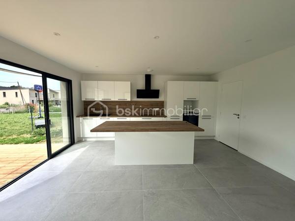 Située sur la commune prisée de Pacé, à seulement 10 minutes de Rennes et 3 minutes de la rocade, découvrez cette magnifique maison contemporaine neuve de 135 m² habitables, jamais occupée, offrant des prestations de qualité et un excellent confort de vie.

Dès l'entrée, vous serez séduits par une vaste pièce de vie lumineuse comprenant un salon-séjour spacieux ouvert sur une cuisine aménagée et entièrement équipée. Une buanderie ainsi qu'un WC indépendant complètent ce niveau.

Le rez-de-chaussée accueille également une belle suite parentale composée d'une chambre, d'un dressing et d'une salle d'eau privative avec douche et vasque.

À l'étage, vous trouverez trois chambres confortables avec placards intégrés, un WC indépendant ainsi qu'une grande salle de bains équipée d'une douche, d'une baignoire et d'un meuble double vasque.

À l'extérieur, profitez d'une agréable terrasse idéalement exposée, parfaite pour vos moments de détente en famille ou entre amis.

Côté confort, la maison est équipée d'une pompe à chaleur alimentant un plancher chauffant sur les deux niveaux ainsi que de panneaux solaires permettant de réduire significativement les consommations énergétiques.

Les atouts :

Maison neuve, jamais habitée
135 m² habitables
Garage
Suite parentale au rez-de-chaussée
4 chambres au total
Cuisine aménagée et équipée
Plancher chauffant sur les deux niveaux
Pompe à chaleur
Panneaux solaires
Terrasse bien exposée
À proximité immédiate de Rennes et des principaux axes routiers

Une opportunité rare sur le secteur de Pacé. À visiter sans tarder !