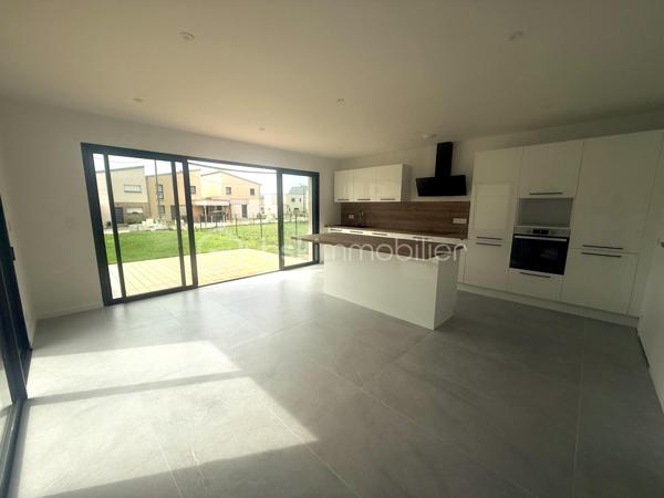 Située sur la commune prisée de Pacé, à seulement 10 minutes de Rennes et 3 minutes de la rocade, découvrez cette magnifique maison contemporaine neuve de 135 m² habitables, jamais occupée, offrant des prestations de qualité et un excellent confort de vie.

Dès l'entrée, vous serez séduits par une vaste pièce de vie lumineuse comprenant un salon-séjour spacieux ouvert sur une cuisine aménagée et entièrement équipée. Une buanderie ainsi qu'un WC indépendant complètent ce niveau.

Le rez-de-chaussée accueille également une belle suite parentale composée d'une chambre, d'un dressing et d'une salle d'eau privative avec douche et vasque.

À l'étage, vous trouverez trois chambres confortables avec placards intégrés, un WC indépendant ainsi qu'une grande salle de bains équipée d'une douche, d'une baignoire et d'un meuble double vasque.

À l'extérieur, profitez d'une agréable terrasse idéalement exposée, parfaite pour vos moments de détente en famille ou entre amis.

Côté confort, la maison est équipée d'une pompe à chaleur alimentant un plancher chauffant sur les deux niveaux ainsi que de panneaux solaires permettant de réduire significativement les consommations énergétiques.

Les atouts :

Maison neuve, jamais habitée
135 m² habitables
Garage
Suite parentale au rez-de-chaussée
4 chambres au total
Cuisine aménagée et équipée
Plancher chauffant sur les deux niveaux
Pompe à chaleur
Panneaux solaires
Terrasse bien exposée
À proximité immédiate de Rennes et des principaux axes routiers

Une opportunité rare sur le secteur de Pacé. À visiter sans tarder !