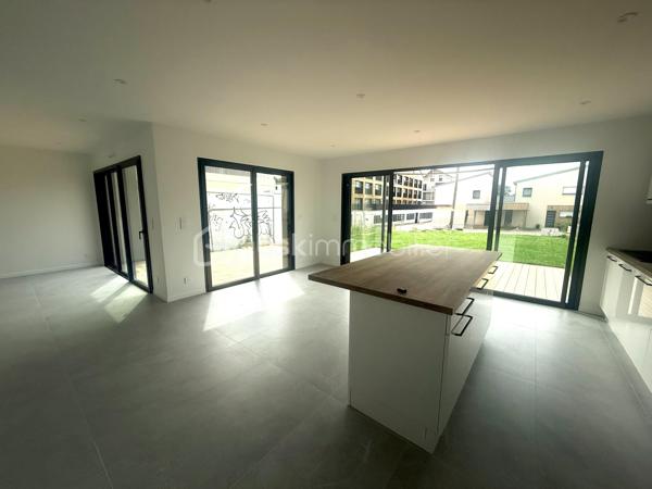 Située sur la commune prisée de Pacé, à seulement 10 minutes de Rennes et 3 minutes de la rocade, découvrez cette magnifique maison contemporaine neuve de 135 m² habitables, jamais occupée, offrant des prestations de qualité et un excellent confort de vie.

Dès l'entrée, vous serez séduits par une vaste pièce de vie lumineuse comprenant un salon-séjour spacieux ouvert sur une cuisine aménagée et entièrement équipée. Une buanderie ainsi qu'un WC indépendant complètent ce niveau.

Le rez-de-chaussée accueille également une belle suite parentale composée d'une chambre, d'un dressing et d'une salle d'eau privative avec douche et vasque.

À l'étage, vous trouverez trois chambres confortables avec placards intégrés, un WC indépendant ainsi qu'une grande salle de bains équipée d'une douche, d'une baignoire et d'un meuble double vasque.

À l'extérieur, profitez d'une agréable terrasse idéalement exposée, parfaite pour vos moments de détente en famille ou entre amis.

Côté confort, la maison est équipée d'une pompe à chaleur alimentant un plancher chauffant sur les deux niveaux ainsi que de panneaux solaires permettant de réduire significativement les consommations énergétiques.

Les atouts :

Maison neuve, jamais habitée
135 m² habitables
Garage
Suite parentale au rez-de-chaussée
4 chambres au total
Cuisine aménagée et équipée
Plancher chauffant sur les deux niveaux
Pompe à chaleur
Panneaux solaires
Terrasse bien exposée
À proximité immédiate de Rennes et des principaux axes routiers

Une opportunité rare sur le secteur de Pacé. À visiter sans tarder !