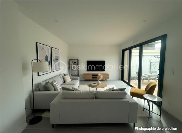 Située sur la commune prisée de Pacé, à seulement 10 minutes de Rennes et 3 minutes de la rocade, découvrez cette magnifique maison contemporaine neuve de 135 m² habitables, jamais occupée, offrant des prestations de qualité et un excellent confort de vie.

Dès l'entrée, vous serez séduits par une vaste pièce de vie lumineuse comprenant un salon-séjour spacieux ouvert sur une cuisine aménagée et entièrement équipée. Une buanderie ainsi qu'un WC indépendant complètent ce niveau.

Le rez-de-chaussée accueille également une belle suite parentale composée d'une chambre, d'un dressing et d'une salle d'eau privative avec douche et vasque.

À l'étage, vous trouverez trois chambres confortables avec placards intégrés, un WC indépendant ainsi qu'une grande salle de bains équipée d'une douche, d'une baignoire et d'un meuble double vasque.

À l'extérieur, profitez d'une agréable terrasse idéalement exposée, parfaite pour vos moments de détente en famille ou entre amis.

Côté confort, la maison est équipée d'une pompe à chaleur alimentant un plancher chauffant sur les deux niveaux ainsi que de panneaux solaires permettant de réduire significativement les consommations énergétiques.

Les atouts :

Maison neuve, jamais habitée
135 m² habitables
Garage
Suite parentale au rez-de-chaussée
4 chambres au total
Cuisine aménagée et équipée
Plancher chauffant sur les deux niveaux
Pompe à chaleur
Panneaux solaires
Terrasse bien exposée
À proximité immédiate de Rennes et des principaux axes routiers

Une opportunité rare sur le secteur de Pacé. À visiter sans tarder !