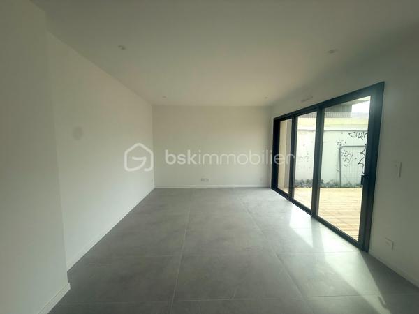 Située sur la commune prisée de Pacé, à seulement 10 minutes de Rennes et 3 minutes de la rocade, découvrez cette magnifique maison contemporaine neuve de 135 m² habitables, jamais occupée, offrant des prestations de qualité et un excellent confort de vie.

Dès l'entrée, vous serez séduits par une vaste pièce de vie lumineuse comprenant un salon-séjour spacieux ouvert sur une cuisine aménagée et entièrement équipée. Une buanderie ainsi qu'un WC indépendant complètent ce niveau.

Le rez-de-chaussée accueille également une belle suite parentale composée d'une chambre, d'un dressing et d'une salle d'eau privative avec douche et vasque.

À l'étage, vous trouverez trois chambres confortables avec placards intégrés, un WC indépendant ainsi qu'une grande salle de bains équipée d'une douche, d'une baignoire et d'un meuble double vasque.

À l'extérieur, profitez d'une agréable terrasse idéalement exposée, parfaite pour vos moments de détente en famille ou entre amis.

Côté confort, la maison est équipée d'une pompe à chaleur alimentant un plancher chauffant sur les deux niveaux ainsi que de panneaux solaires permettant de réduire significativement les consommations énergétiques.

Les atouts :

Maison neuve, jamais habitée
135 m² habitables
Garage
Suite parentale au rez-de-chaussée
4 chambres au total
Cuisine aménagée et équipée
Plancher chauffant sur les deux niveaux
Pompe à chaleur
Panneaux solaires
Terrasse bien exposée
À proximité immédiate de Rennes et des principaux axes routiers

Une opportunité rare sur le secteur de Pacé. À visiter sans tarder !
