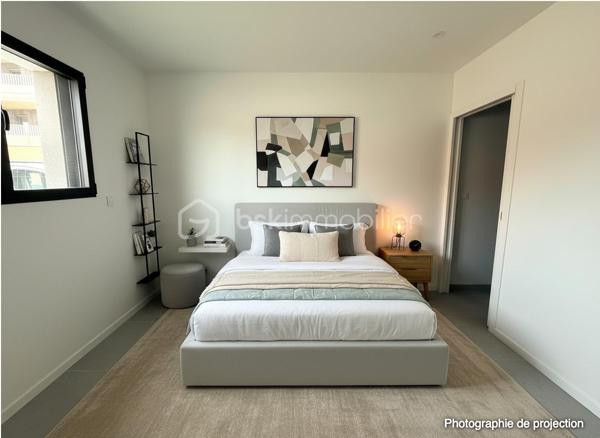 Située sur la commune prisée de Pacé, à seulement 10 minutes de Rennes et 3 minutes de la rocade, découvrez cette magnifique maison contemporaine neuve de 135 m² habitables, jamais occupée, offrant des prestations de qualité et un excellent confort de vie.

Dès l'entrée, vous serez séduits par une vaste pièce de vie lumineuse comprenant un salon-séjour spacieux ouvert sur une cuisine aménagée et entièrement équipée. Une buanderie ainsi qu'un WC indépendant complètent ce niveau.

Le rez-de-chaussée accueille également une belle suite parentale composée d'une chambre, d'un dressing et d'une salle d'eau privative avec douche et vasque.

À l'étage, vous trouverez trois chambres confortables avec placards intégrés, un WC indépendant ainsi qu'une grande salle de bains équipée d'une douche, d'une baignoire et d'un meuble double vasque.

À l'extérieur, profitez d'une agréable terrasse idéalement exposée, parfaite pour vos moments de détente en famille ou entre amis.

Côté confort, la maison est équipée d'une pompe à chaleur alimentant un plancher chauffant sur les deux niveaux ainsi que de panneaux solaires permettant de réduire significativement les consommations énergétiques.

Les atouts :

Maison neuve, jamais habitée
135 m² habitables
Garage
Suite parentale au rez-de-chaussée
4 chambres au total
Cuisine aménagée et équipée
Plancher chauffant sur les deux niveaux
Pompe à chaleur
Panneaux solaires
Terrasse bien exposée
À proximité immédiate de Rennes et des principaux axes routiers

Une opportunité rare sur le secteur de Pacé. À visiter sans tarder !