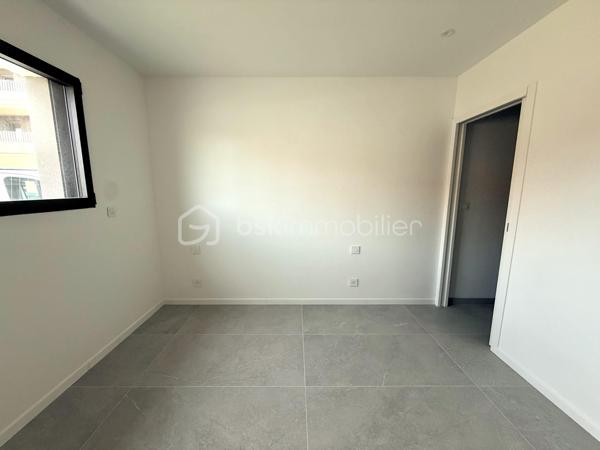 Située sur la commune prisée de Pacé, à seulement 10 minutes de Rennes et 3 minutes de la rocade, découvrez cette magnifique maison contemporaine neuve de 135 m² habitables, jamais occupée, offrant des prestations de qualité et un excellent confort de vie.

Dès l'entrée, vous serez séduits par une vaste pièce de vie lumineuse comprenant un salon-séjour spacieux ouvert sur une cuisine aménagée et entièrement équipée. Une buanderie ainsi qu'un WC indépendant complètent ce niveau.

Le rez-de-chaussée accueille également une belle suite parentale composée d'une chambre, d'un dressing et d'une salle d'eau privative avec douche et vasque.

À l'étage, vous trouverez trois chambres confortables avec placards intégrés, un WC indépendant ainsi qu'une grande salle de bains équipée d'une douche, d'une baignoire et d'un meuble double vasque.

À l'extérieur, profitez d'une agréable terrasse idéalement exposée, parfaite pour vos moments de détente en famille ou entre amis.

Côté confort, la maison est équipée d'une pompe à chaleur alimentant un plancher chauffant sur les deux niveaux ainsi que de panneaux solaires permettant de réduire significativement les consommations énergétiques.

Les atouts :

Maison neuve, jamais habitée
135 m² habitables
Garage
Suite parentale au rez-de-chaussée
4 chambres au total
Cuisine aménagée et équipée
Plancher chauffant sur les deux niveaux
Pompe à chaleur
Panneaux solaires
Terrasse bien exposée
À proximité immédiate de Rennes et des principaux axes routiers

Une opportunité rare sur le secteur de Pacé. À visiter sans tarder !