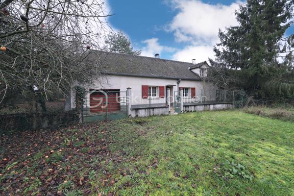 Maison style longère mitoyenne d'un côté avec un beau potentiel
Elle ce compose :
Cuisine avec accès garage ,chambre, WC, salon/séjour avec grande cheminée ouverte ,
a l'étage 3 chambres ,salle de bain, WC, grenier .
Chaufferie,atelier

Terrain de 1100 m²

Maison avec travaux à prévoir :
-fosse septique (non conforme)
-menuiseries (simple vitrage bois)

Maison proche de la ligne de chemin de fer