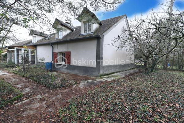 Maison style longère mitoyenne d'un côté avec un beau potentiel
Elle ce compose :
Cuisine avec accès garage ,chambre, WC, salon/séjour avec grande cheminée ouverte ,
a l'étage 3 chambres ,salle de bain, WC, grenier .
Chaufferie,atelier

Terrain de 1100 m²

Maison avec travaux à prévoir :
-fosse septique (non conforme)
-menuiseries (simple vitrage bois)

Maison proche de la ligne de chemin de fer