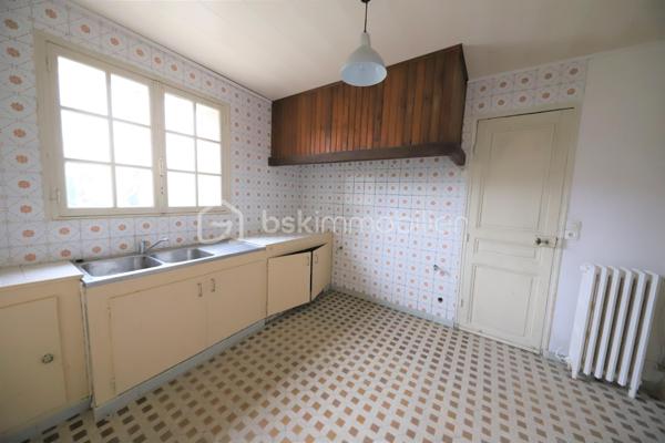 Maison style longère mitoyenne d'un côté avec un beau potentiel
Elle ce compose :
Cuisine avec accès garage ,chambre, WC, salon/séjour avec grande cheminée ouverte ,
a l'étage 3 chambres ,salle de bain, WC, grenier .
Chaufferie,atelier

Terrain de 1100 m²

Maison avec travaux à prévoir :
-fosse septique (non conforme)
-menuiseries (simple vitrage bois)

Maison proche de la ligne de chemin de fer