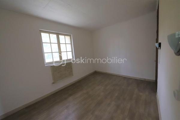 Maison style longère mitoyenne d'un côté avec un beau potentiel
Elle ce compose :
Cuisine avec accès garage ,chambre, WC, salon/séjour avec grande cheminée ouverte ,
a l'étage 3 chambres ,salle de bain, WC, grenier .
Chaufferie,atelier

Terrain de 1100 m²

Maison avec travaux à prévoir :
-fosse septique (non conforme)
-menuiseries (simple vitrage bois)

Maison proche de la ligne de chemin de fer
