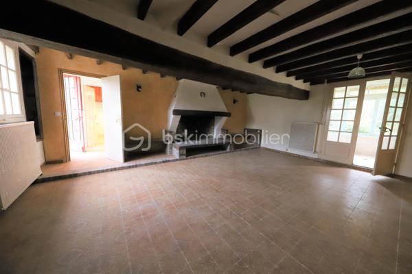 Maison style longère mitoyenne d'un côté avec un beau potentiel
Elle ce compose :
Cuisine avec accès garage ,chambre, WC, salon/séjour avec grande cheminée ouverte ,
a l'étage 3 chambres ,salle de bain, WC, grenier .
Chaufferie,atelier

Terrain de 1100 m²

Maison avec travaux à prévoir :
-fosse septique (non conforme)
-menuiseries (simple vitrage bois)

Maison proche de la ligne de chemin de fer