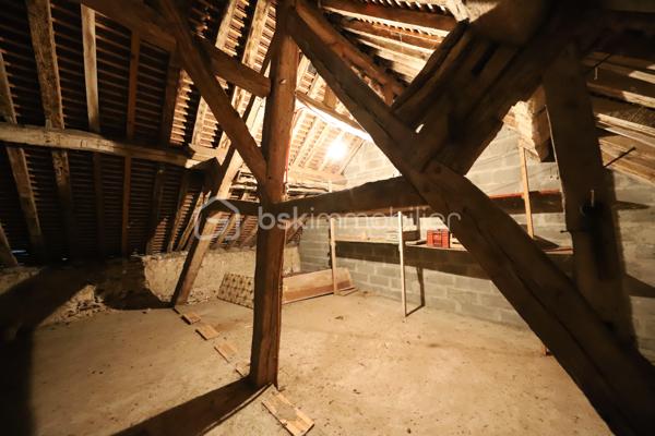 Maison style longère mitoyenne d'un côté avec un beau potentiel
Elle ce compose :
Cuisine avec accès garage ,chambre, WC, salon/séjour avec grande cheminée ouverte ,
a l'étage 3 chambres ,salle de bain, WC, grenier .
Chaufferie,atelier

Terrain de 1100 m²

Maison avec travaux à prévoir :
-fosse septique (non conforme)
-menuiseries (simple vitrage bois)

Maison proche de la ligne de chemin de fer