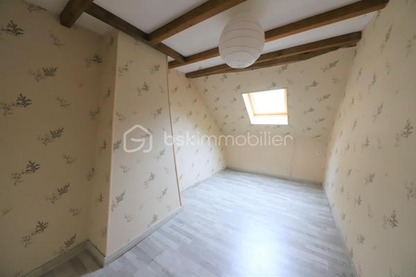 Maison style longère mitoyenne d'un côté avec un beau potentiel
Elle ce compose :
Cuisine avec accès garage ,chambre, WC, salon/séjour avec grande cheminée ouverte ,
a l'étage 3 chambres ,salle de bain, WC, grenier .
Chaufferie,atelier

Terrain de 1100 m²

Maison avec travaux à prévoir :
-fosse septique (non conforme)
-menuiseries (simple vitrage bois)

Maison proche de la ligne de chemin de fer