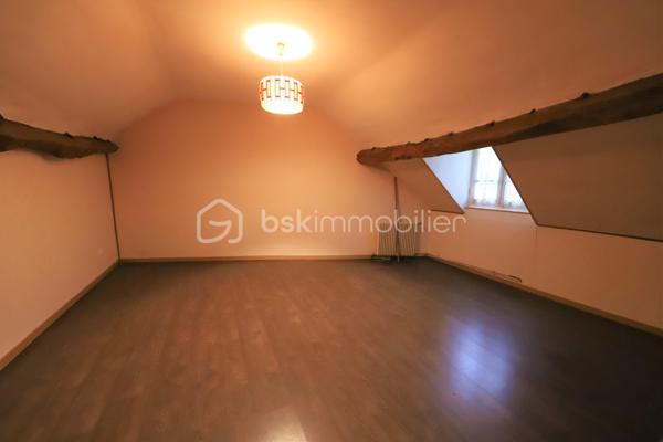 Maison style longère mitoyenne d'un côté avec un beau potentiel
Elle ce compose :
Cuisine avec accès garage ,chambre, WC, salon/séjour avec grande cheminée ouverte ,
a l'étage 3 chambres ,salle de bain, WC, grenier .
Chaufferie,atelier

Terrain de 1100 m²

Maison avec travaux à prévoir :
-fosse septique (non conforme)
-menuiseries (simple vitrage bois)

Maison proche de la ligne de chemin de fer