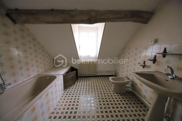 Maison style longère mitoyenne d'un côté avec un beau potentiel
Elle ce compose :
Cuisine avec accès garage ,chambre, WC, salon/séjour avec grande cheminée ouverte ,
a l'étage 3 chambres ,salle de bain, WC, grenier .
Chaufferie,atelier

Terrain de 1100 m²

Maison avec travaux à prévoir :
-fosse septique (non conforme)
-menuiseries (simple vitrage bois)

Maison proche de la ligne de chemin de fer