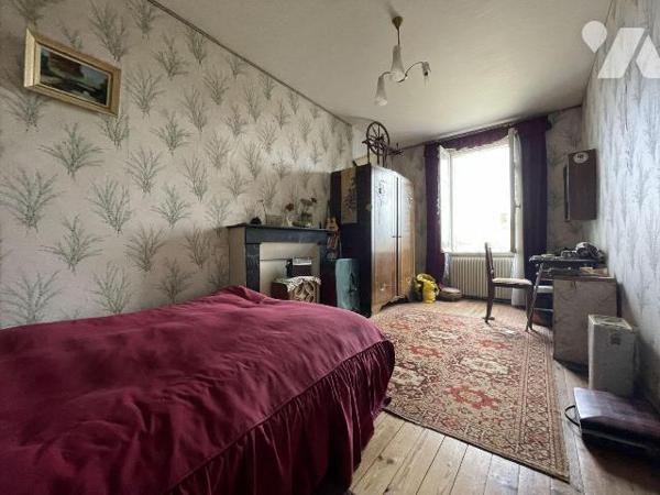 Saint Pierre à Champ, 
découvrez cette maison de bourg, offrant de beaux espaces et un fort po...