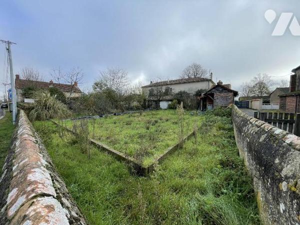Saint Pierre à Champ, 
découvrez cette maison de bourg, offrant de beaux espaces et un fort po...