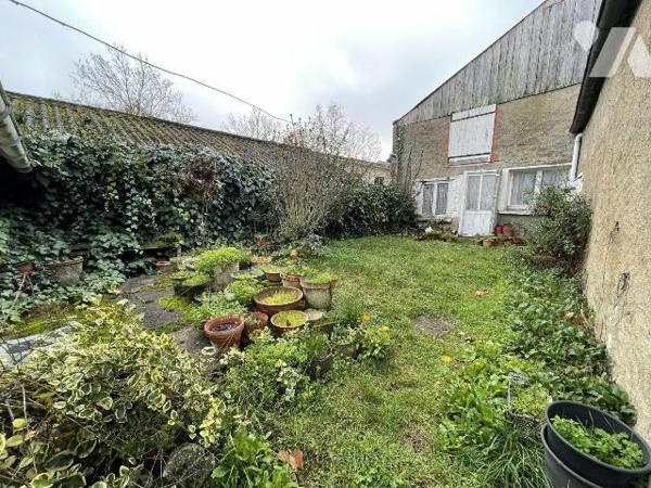 Saint Pierre à Champ, 
découvrez cette maison de bourg, offrant de beaux espaces et un fort po...