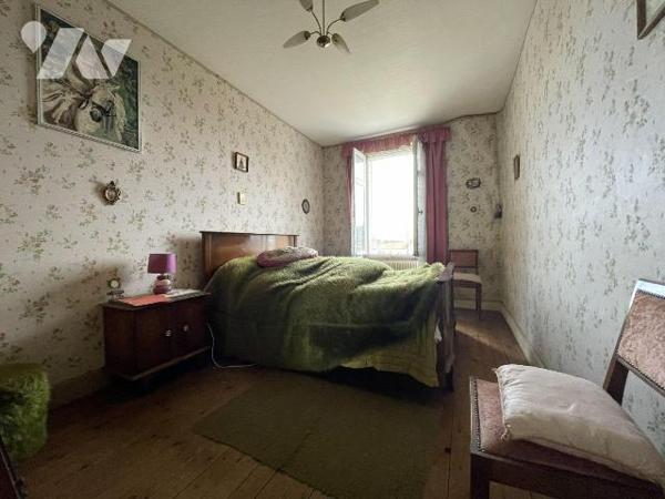 Saint Pierre à Champ, 
découvrez cette maison de bourg, offrant de beaux espaces et un fort po...