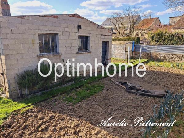 Maison à rafraîchir avec un atelier, un garage et terrain à Douzy